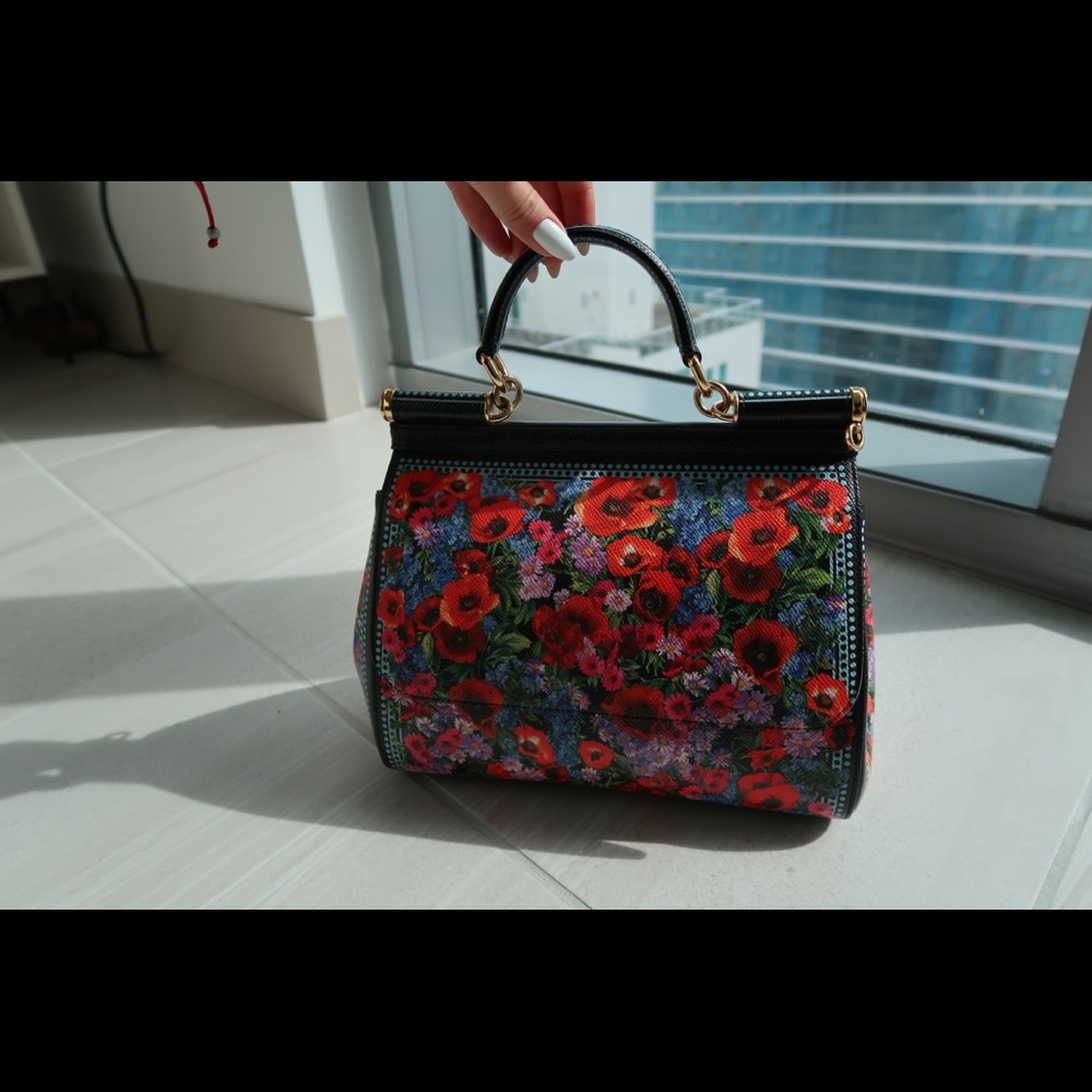 Stunning Dolce & Gabbana Sicily Bag in size Medium.